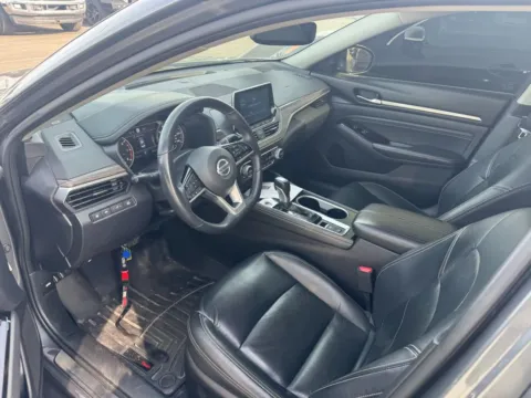 More photos of 2021 Nissan Altima 2.5 Platinum at Indy Auto Man - Westfield, IN