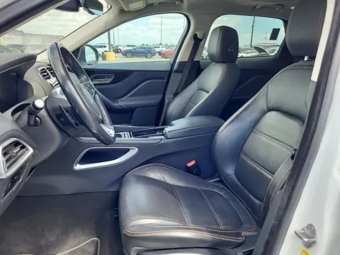 More photos of 2019 Jaguar F-PACE 25t Prestige at Indy Auto Man - Westfield, IN