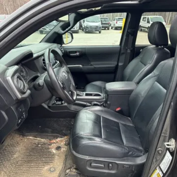 More photos of 2020 Toyota Tacoma TRD Sport V6 at Indy Auto Man - Westfield, IN