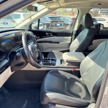 More photos of 2022 Kia Carnival SX Prestige at Indy Auto Man - Westfield, IN