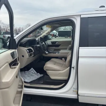 More photos of 2019 Lincoln Navigator Reserve at Indy Auto Man - Westfield, IN