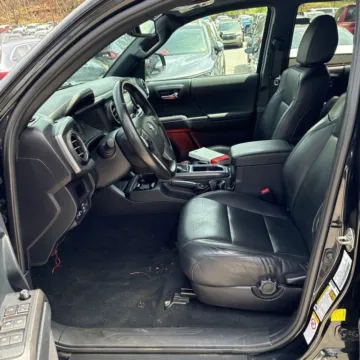 More photos of 2019 Toyota Tacoma TRD Sport V6 at Indy Auto Man - Westfield, IN