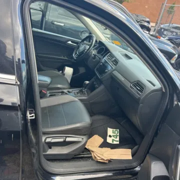 More photos of 2020 Volkswagen Tiguan 2.0T SE 4Motion at Indy Auto Man - Westfield, IN