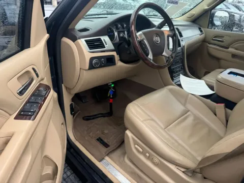 More photos of 2013 Cadillac Escalade ESV Premium at Indy Auto Man - Westfield, IN