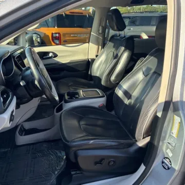More photos of 2020 Chrysler Pacifica Limited at Indy Auto Man - Westfield, IN