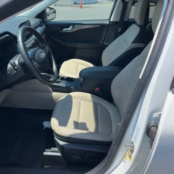 More photos of 2021 Ford Escape Hybrid Titanium at Indy Auto Man - Westfield, IN