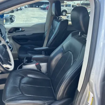 More photos of 2017 Chrysler Pacifica Limited at Indy Auto Man - Westfield, IN
