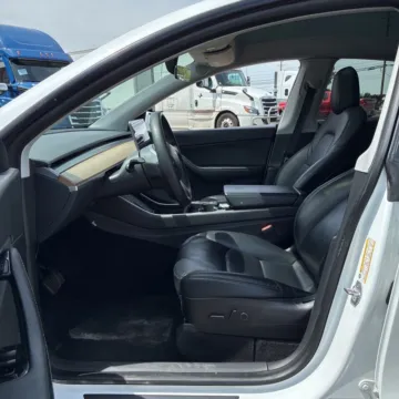 More photos of 2021 Tesla Model Y Long Range at Indy Auto Man - Westfield, IN