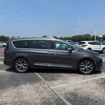 More photos of 2019 Chrysler Pacifica Limited at Indy Auto Man - Westfield, IN