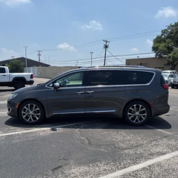 More photos of 2019 Chrysler Pacifica Limited at Indy Auto Man - Westfield, IN