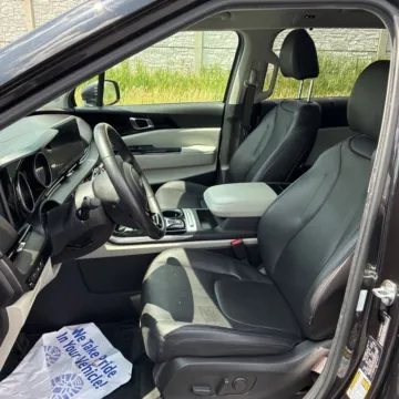 More photos of 2022 Kia Carnival EX at Indy Auto Man - Westfield, IN