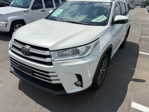 Photos of 2018 Toyota Highlander XLE for sale in Westfield, IN at Indy Auto Man - Westfield
