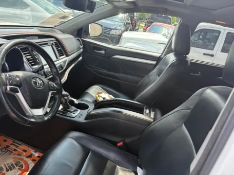 More photos of 2018 Toyota Highlander XLE at Indy Auto Man - Westfield, IN