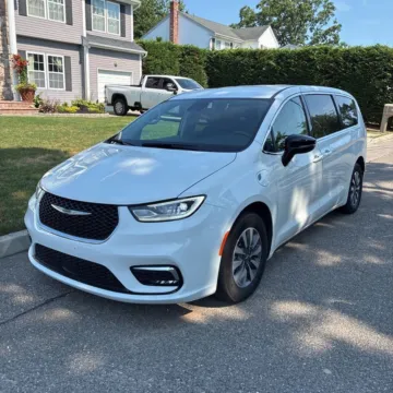 Photos of 2024 Chrysler Pacifica Hybrid Select for sale in Westfield, IN at Indy Auto Man - Westfield