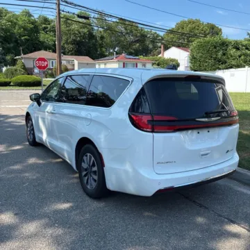 More photos of 2024 Chrysler Pacifica Hybrid Select at Indy Auto Man - Westfield, IN
