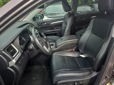 More photos of 2019 Toyota Highlander XLE at Indy Auto Man - Westfield, IN