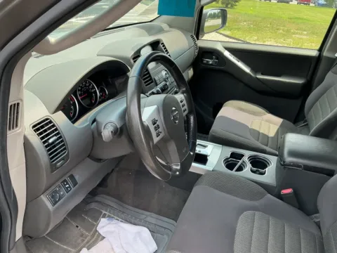 More photos of 2008 Nissan Pathfinder SE at Indy Auto Man - Westfield, IN