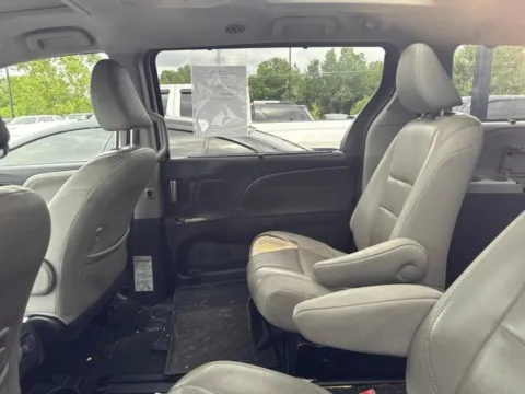 More photos of 2017 Toyota Sienna Limited Premium 7 Passenger at Indy Auto Man - Westfield, IN