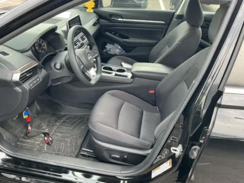 More photos of 2023 Nissan Altima 2.5 SV at Indy Auto Man - Westfield, IN