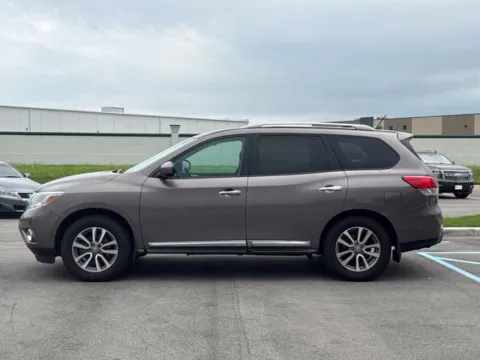 More photos of 2014 Nissan Pathfinder SL at Indy Auto Man - Westfield, IN