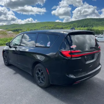 More photos of 2022 Chrysler Pacifica Hybrid Touring L at Indy Auto Man - Westfield, IN