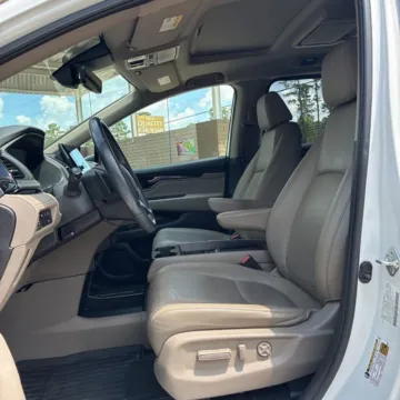 More photos of 2022 Honda Odyssey Touring at Indy Auto Man - Westfield, IN