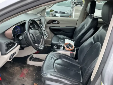 More photos of 2018 Chrysler Pacifica Touring L at Indy Auto Man - Westfield, IN