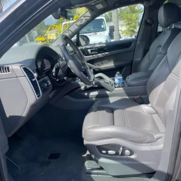 More photos of 2019 Porsche Cayenne at Indy Auto Man - Westfield, IN