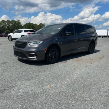 Photos of 2023 Chrysler Pacifica Hybrid Limited for sale in Westfield, IN at Indy Auto Man - Westfield