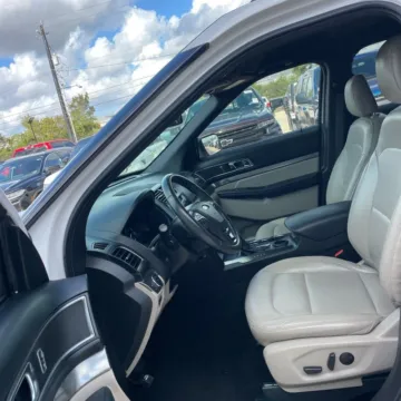 More photos of 2019 Ford Explorer XLT at Indy Auto Man - Westfield, IN