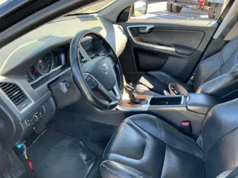 More photos of 2017 Volvo XC60 T5 Inscription at Indy Auto Man - Westfield, IN