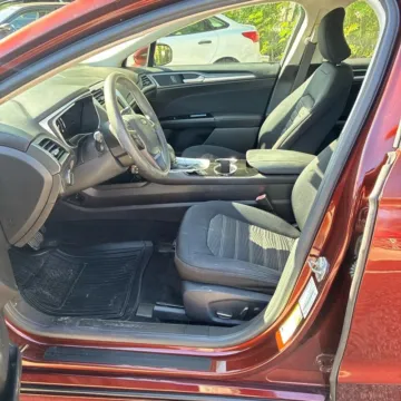 More photos of 2016 Ford Fusion SE at Indy Auto Man - Westfield, IN