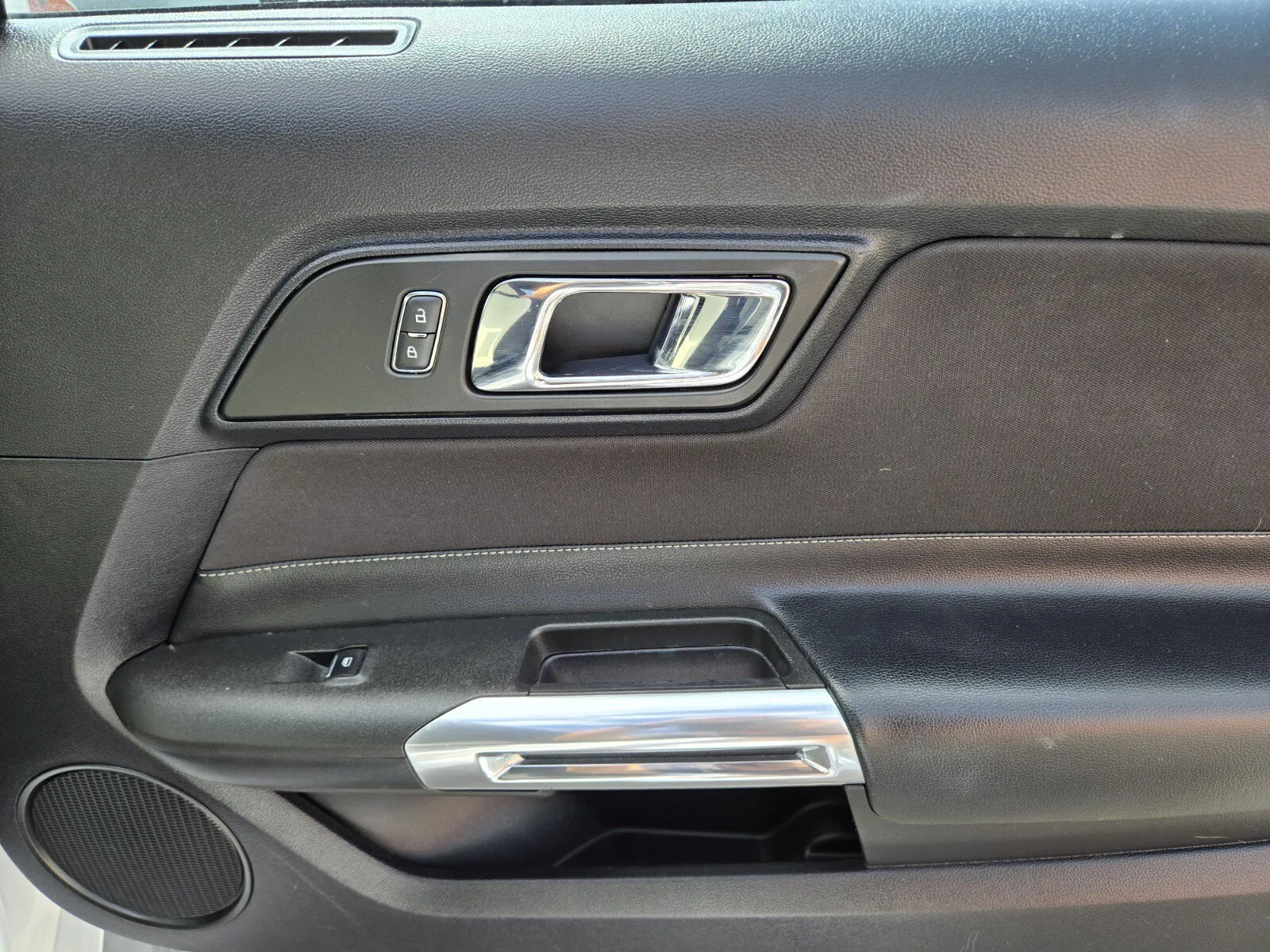 Ford Mustang photo 14