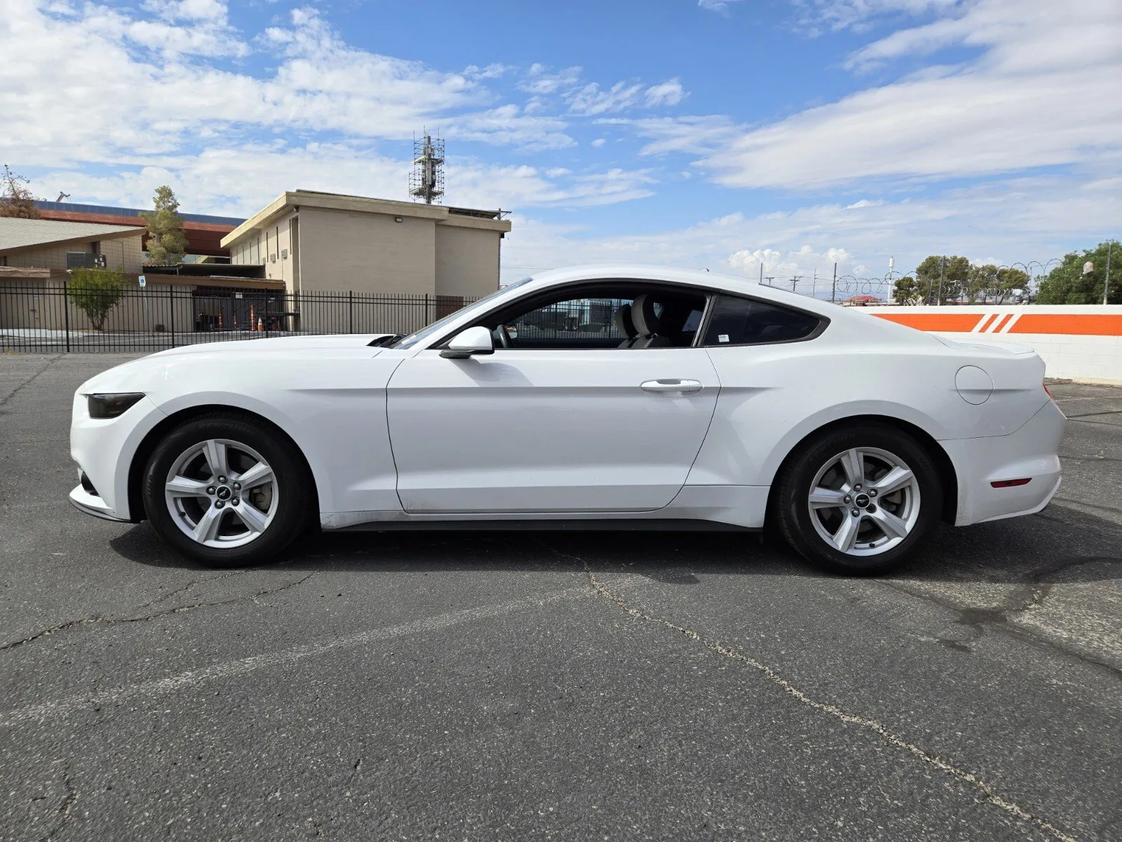 Ford Mustang photo 2
