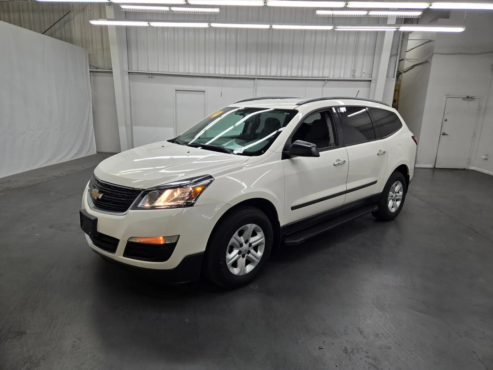 White 2014 Chevrolet Traverse LS for sale in Las Vegas, NV