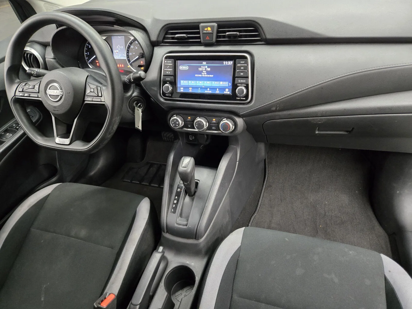 Nissan Versa photo 12