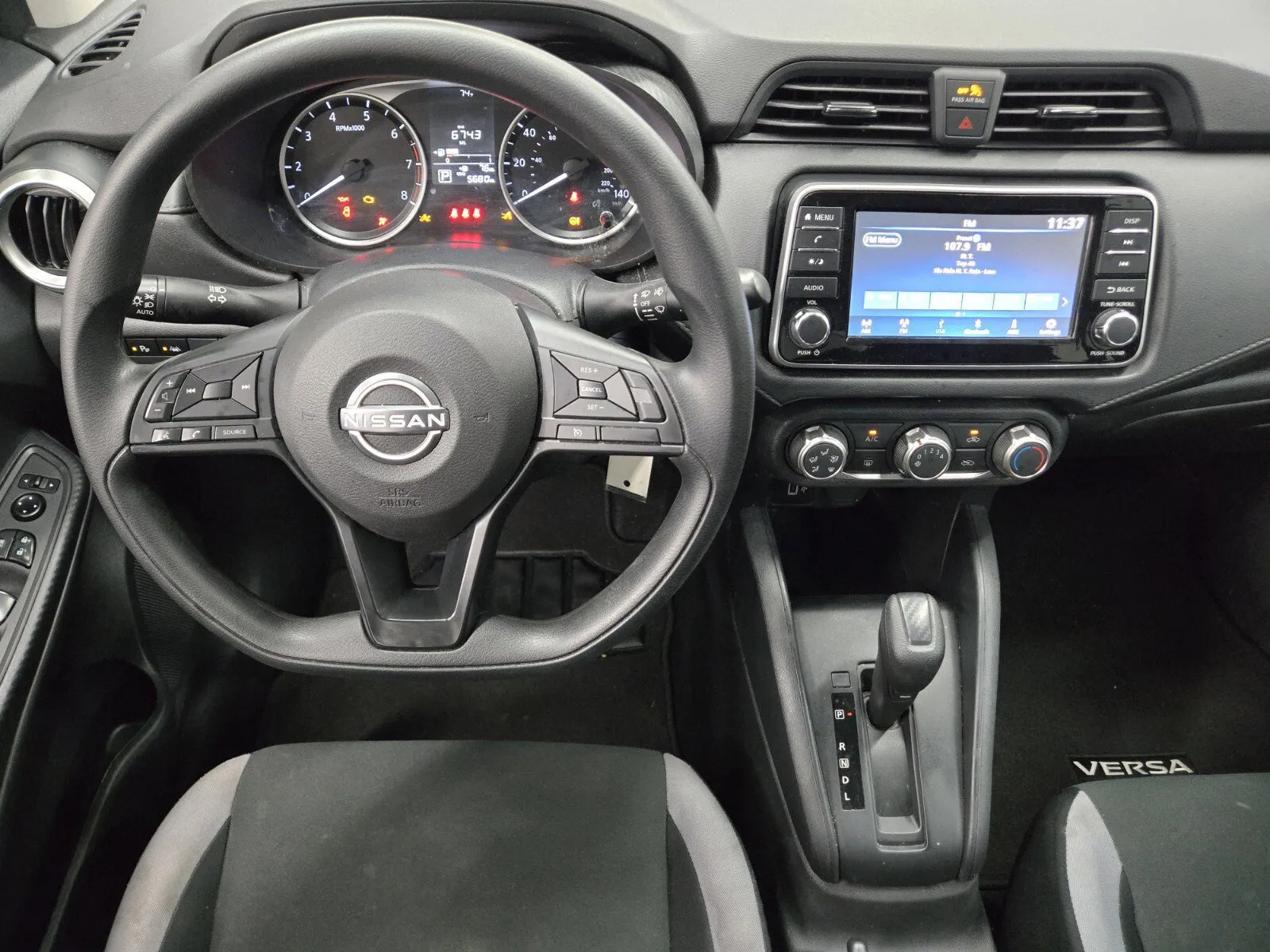 Nissan Versa photo 8