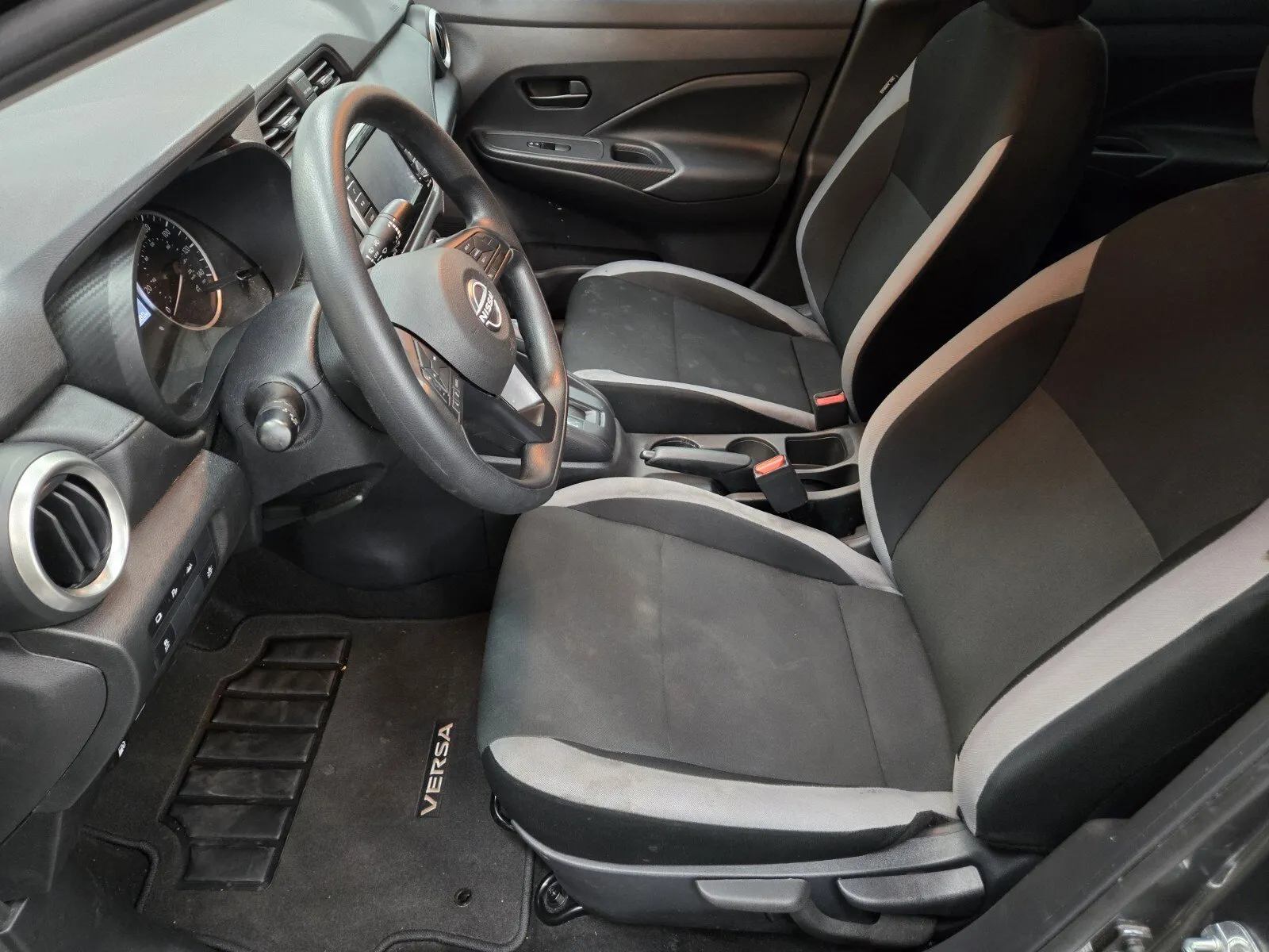 Nissan Versa photo 6