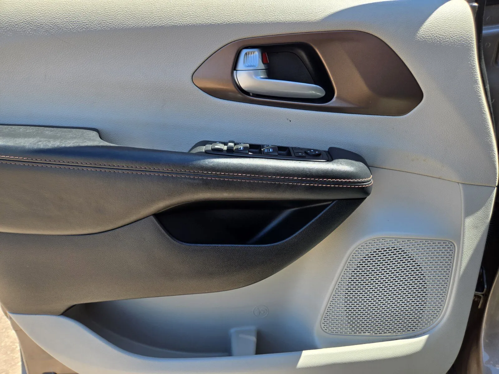 Chrysler Pacifica photo 15