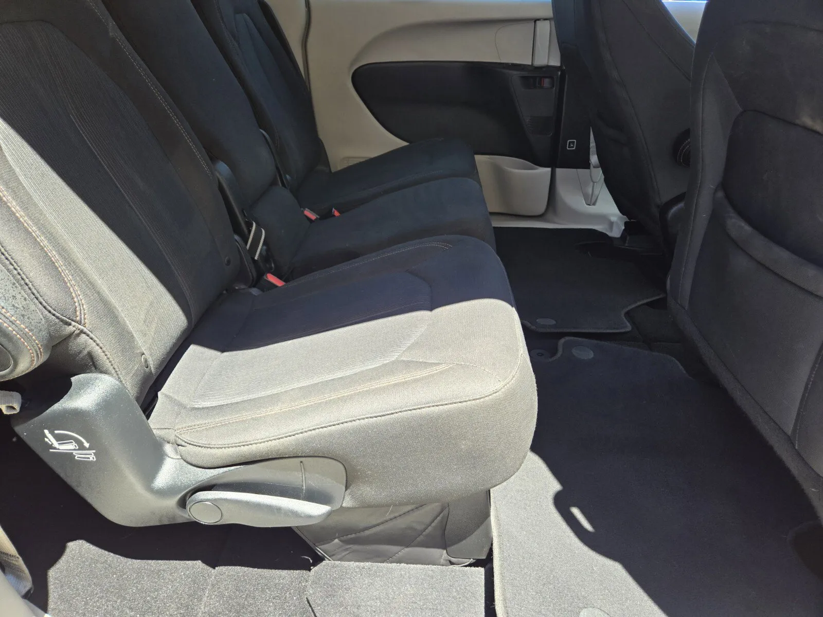 Chrysler Pacifica photo 12