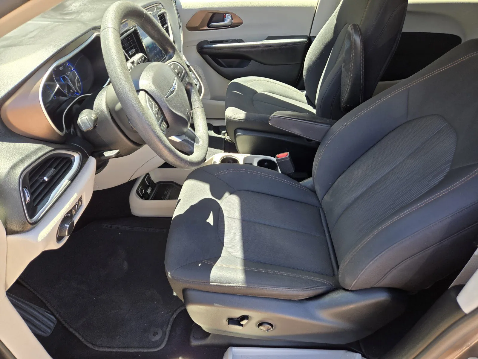 Chrysler Pacifica photo 7