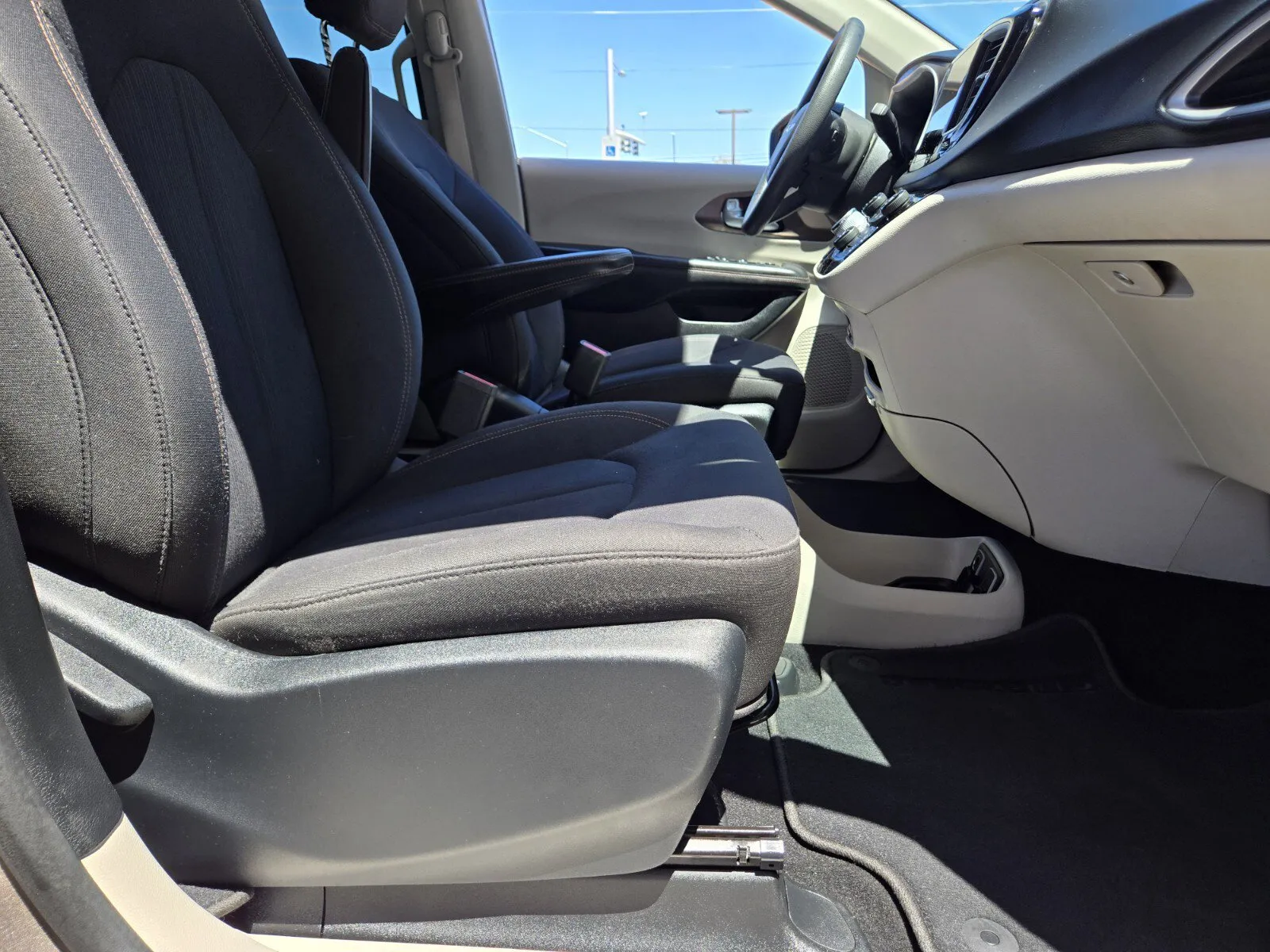 Chrysler Pacifica photo 13