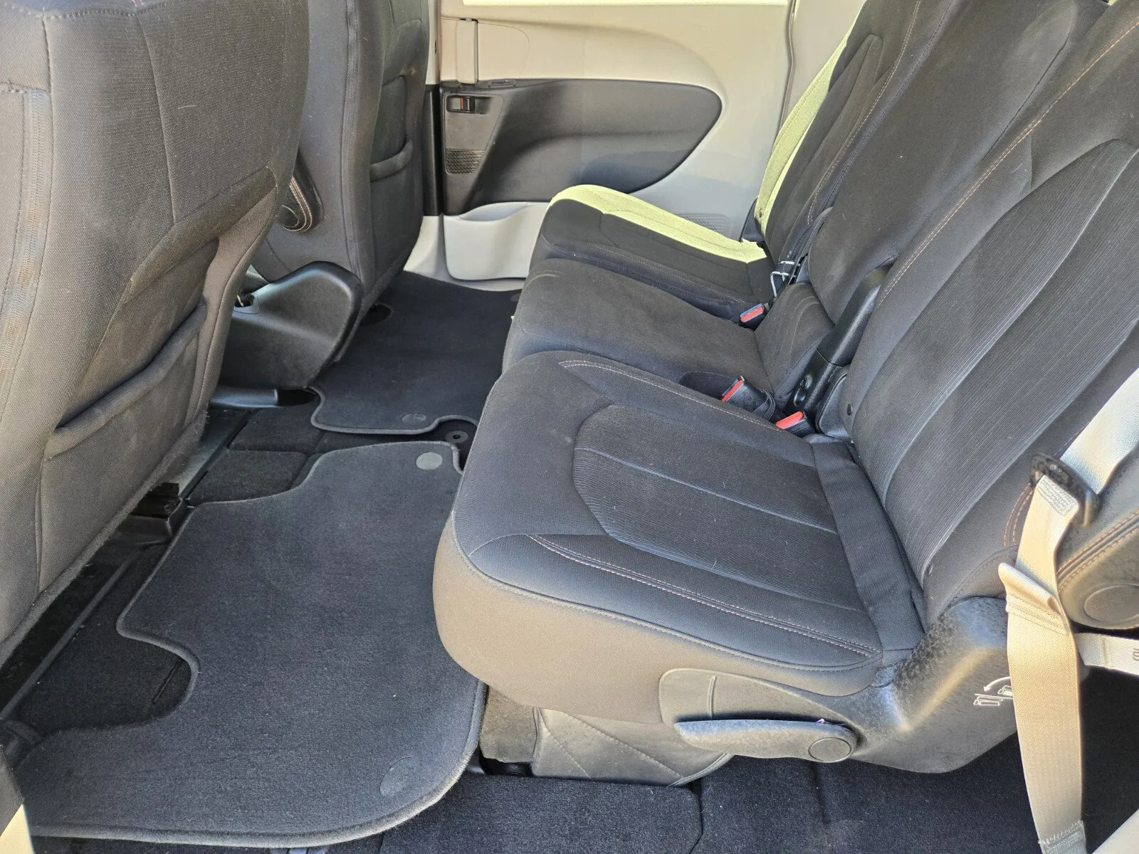 Chrysler Pacifica photo 8