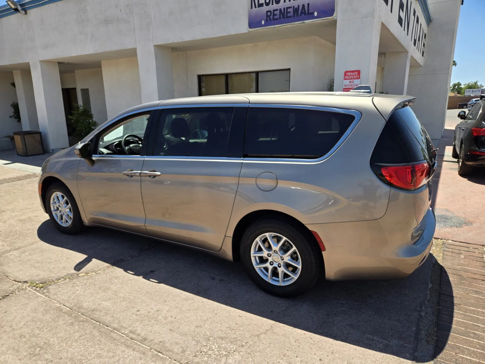 Chrysler Pacifica photo 3