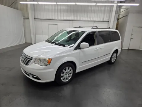 White 2015 Chrysler Town & Country Touring for sale in Las Vegas, NV