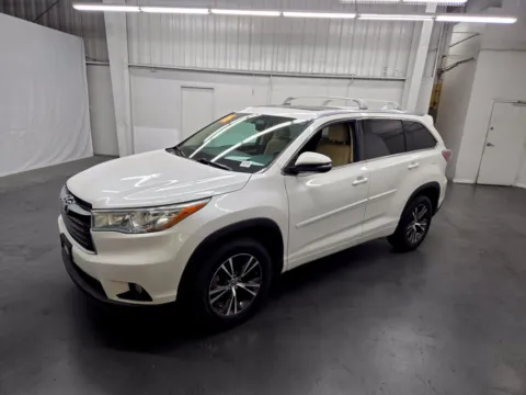 White 2016 Toyota Highlander XLE for sale in Las Vegas, NV