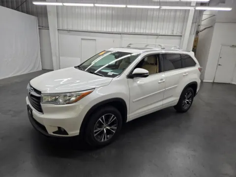 White 2016 Toyota Highlander XLE for sale in Las Vegas, NV