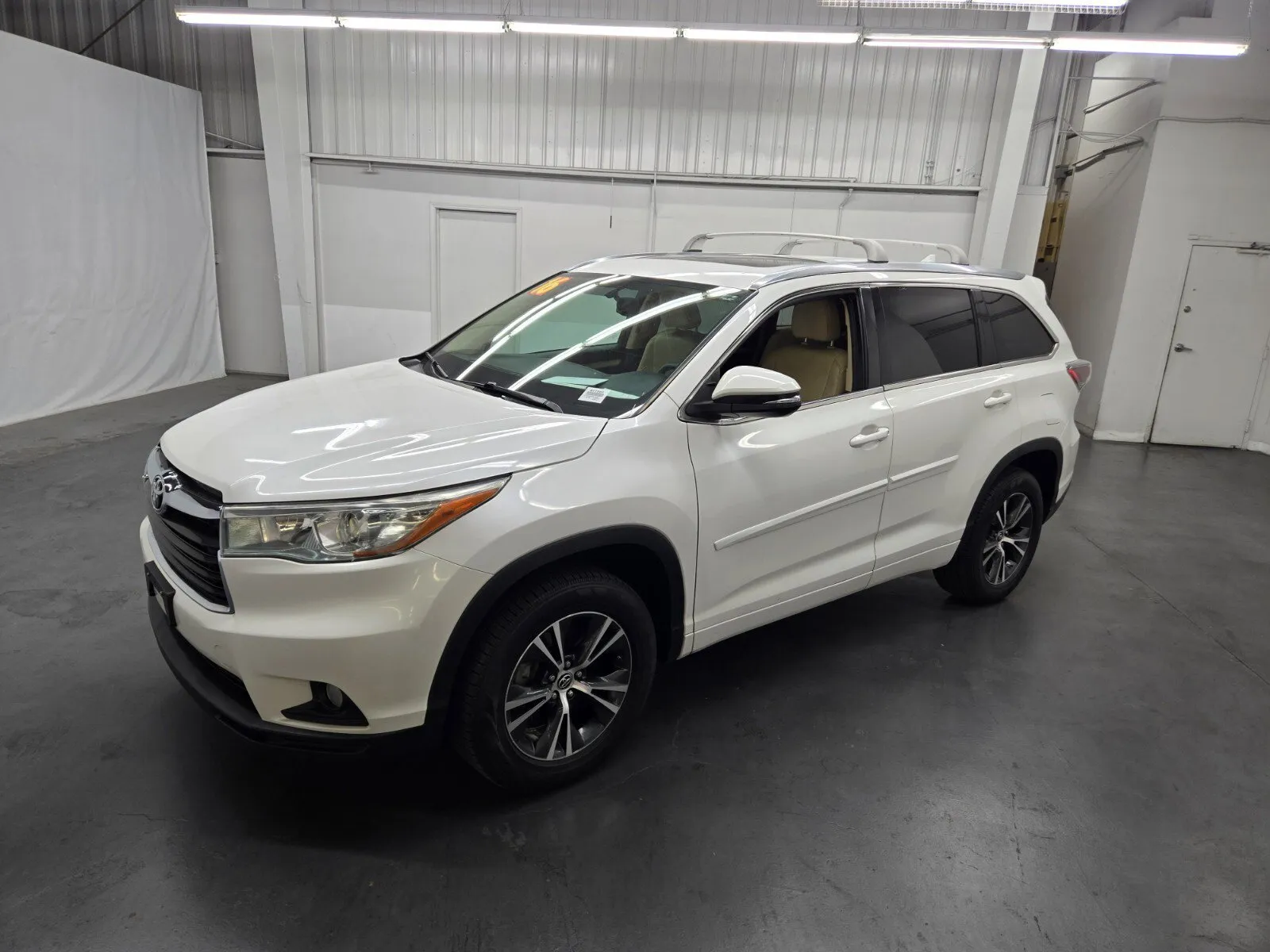 White 2016 Toyota Highlander XLE for sale in Las Vegas, NV