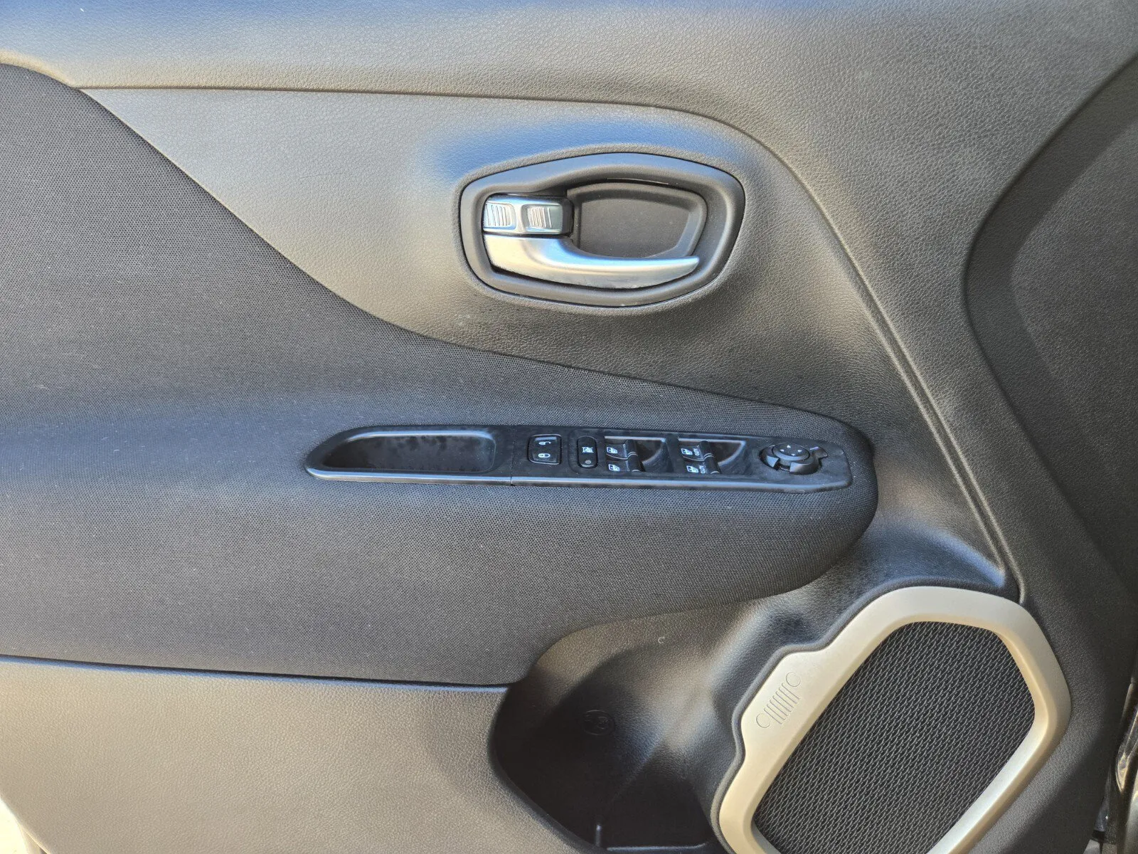 Jeep Renegade photo 14