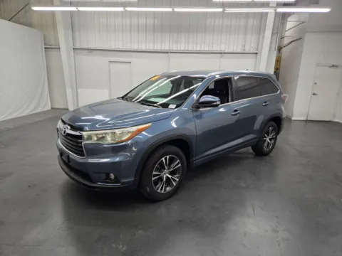 Blue 2016 Toyota Highlander XLE for sale in Las Vegas, NV